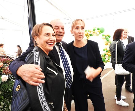 Med gosti je bila tudi dr_Tina Bregant._Na sliki v družbi župana Franca Čebulja in direktorice doma Taber Martine Martinčič